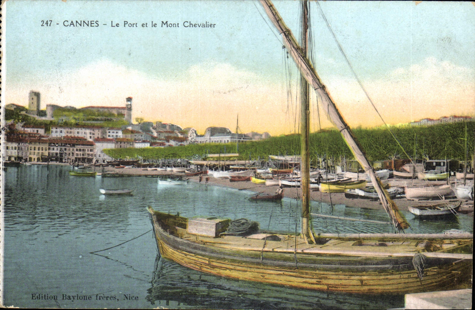 CPA Bateau Peche Cannes Le port et le Mont chevalier 