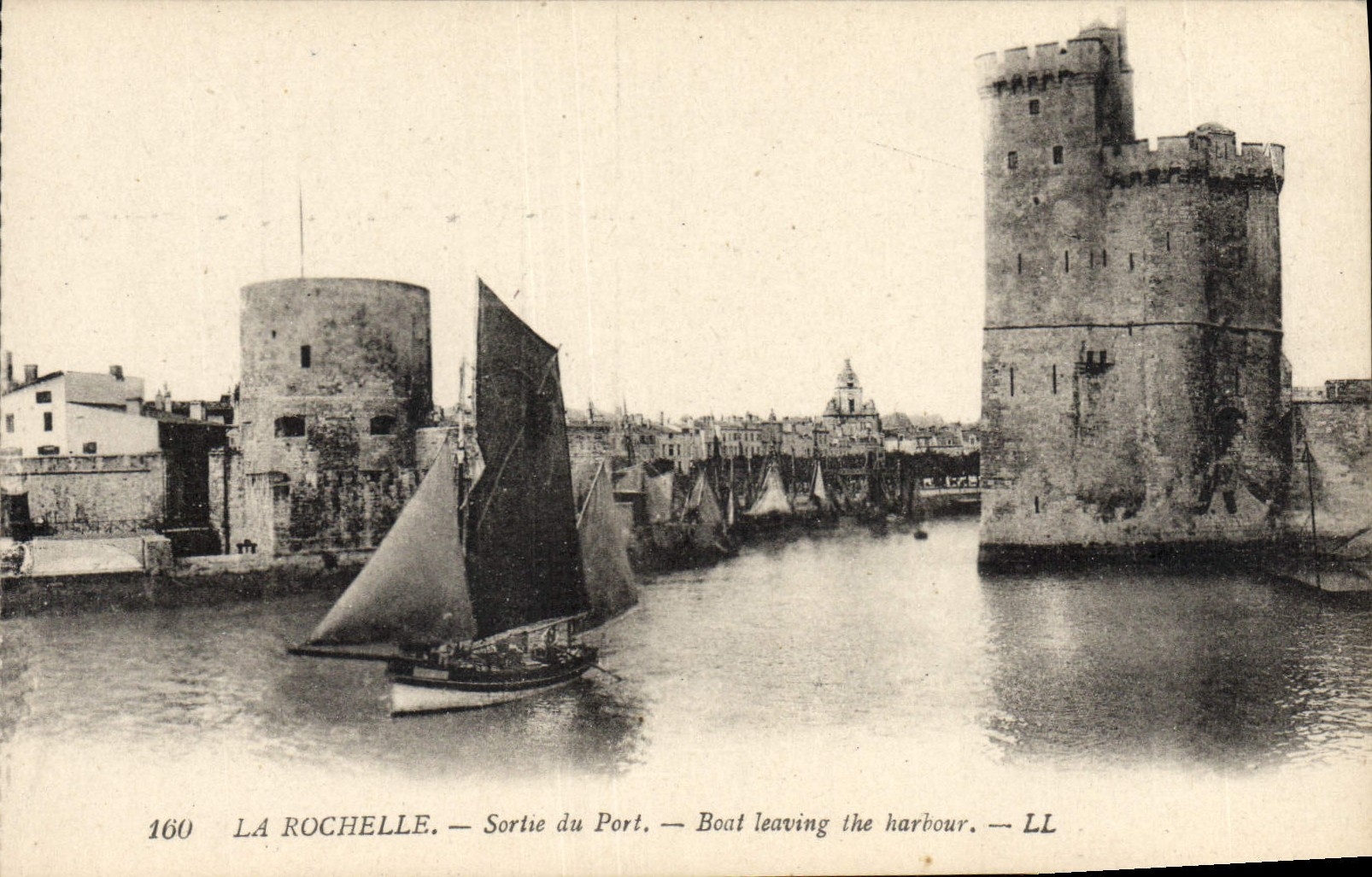 El barco de la POSTAL de la VENDIMIA pesca la salida de La Rochelle el puerto
