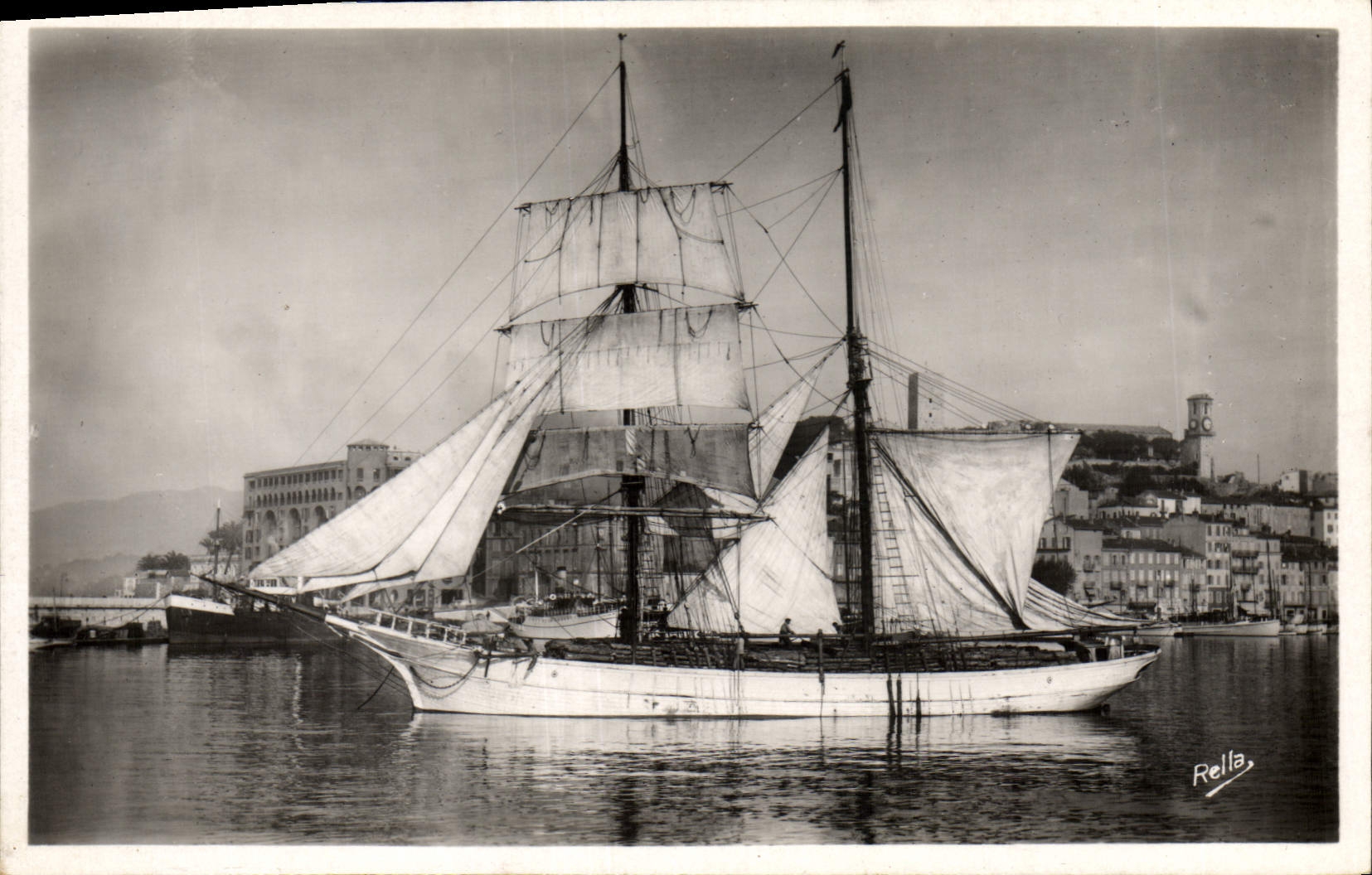 CPA Bateau Peche Cannes Voilier sortant du port 