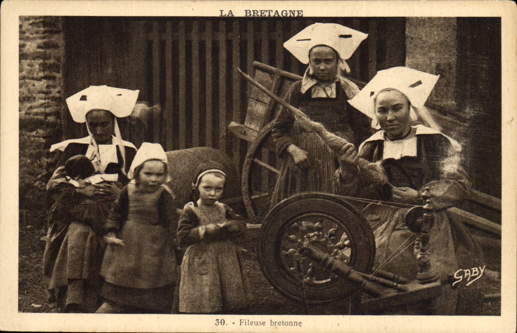 CPA Folklore Bretagne Fileuse bretonne 