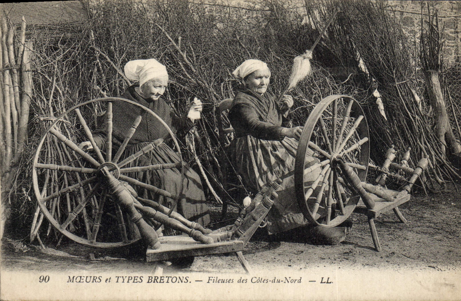 CPA Folklore Bretagne Fileuses des Cotes du Nord 