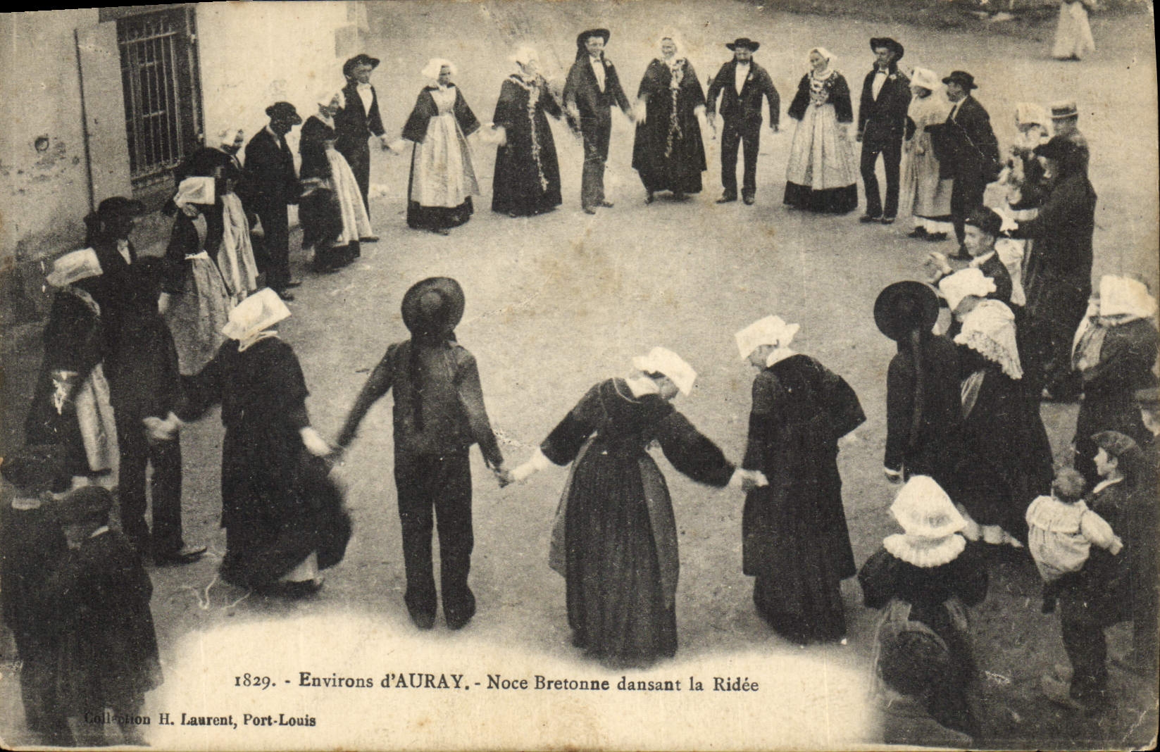 CPA Folklore Environs d'Auray Noce bretonne dansant la ridee Mariage 