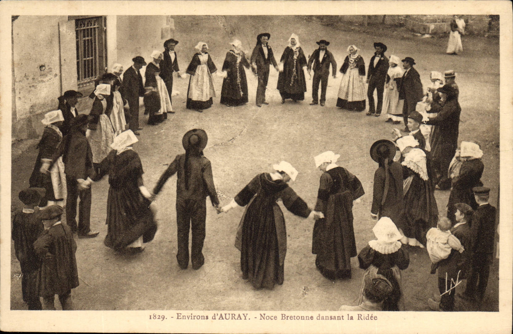 CPA Folklore Environs d'Auray Noce bretonne dansant la ridee Mariage 