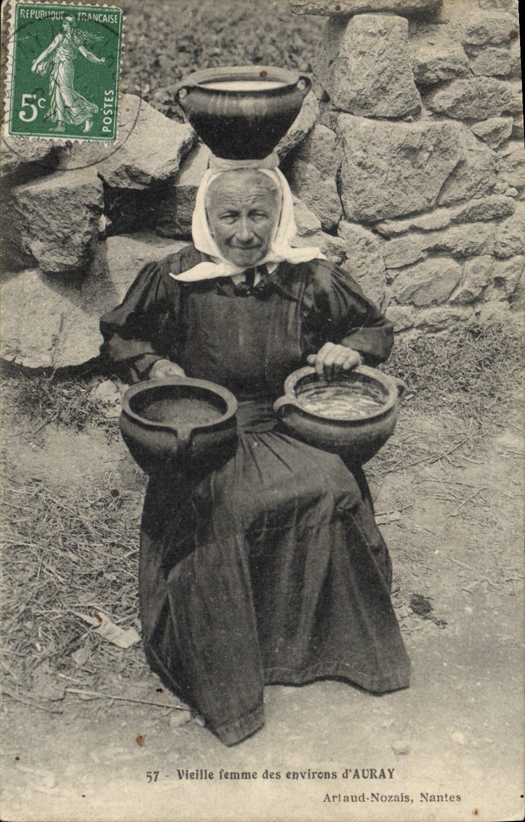 CPA Folklore Vieille femme des environs d'Auray 