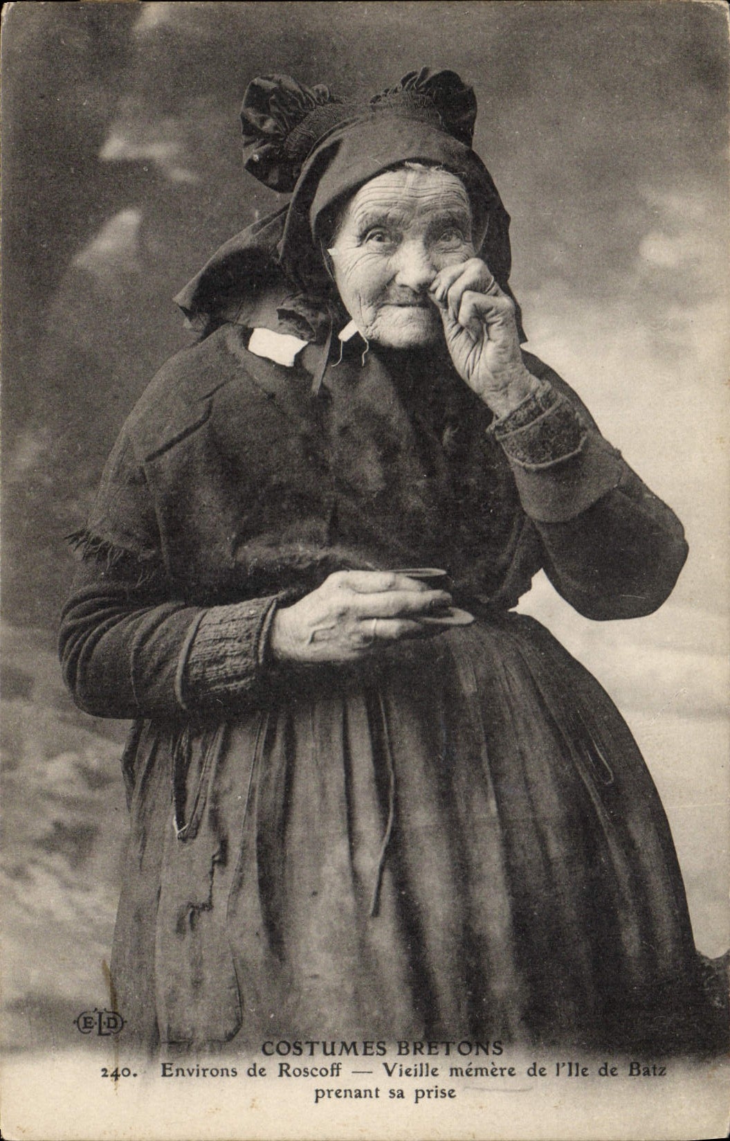 CPA Folklore Bretagne Environs de Roscoff Vieille memere de l'ile de Batz prenant sa prise Tabac