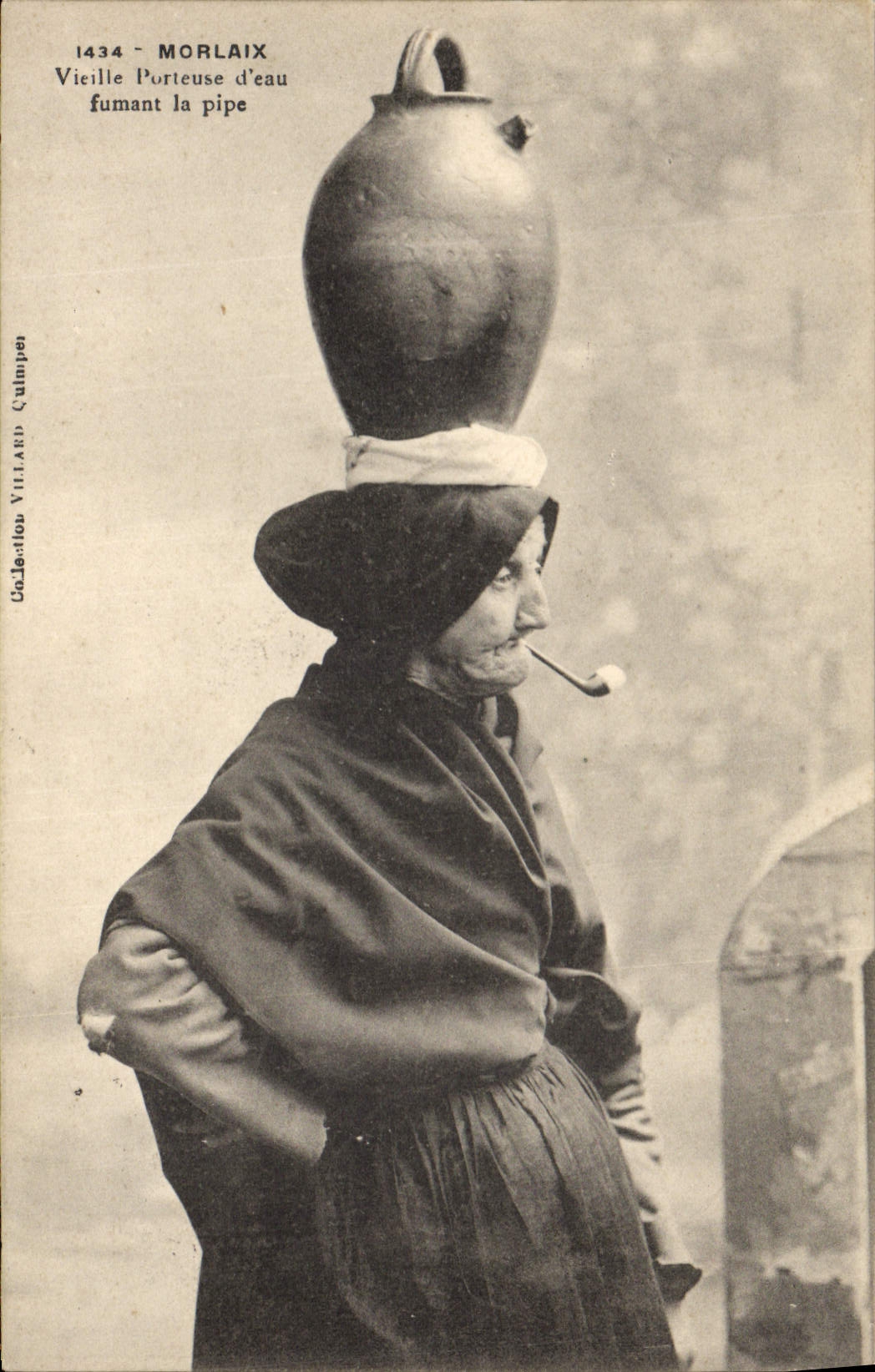 CPA Folklore Tabac Morlaix Vieille porteuse d'eau fumant sa pipe TOP