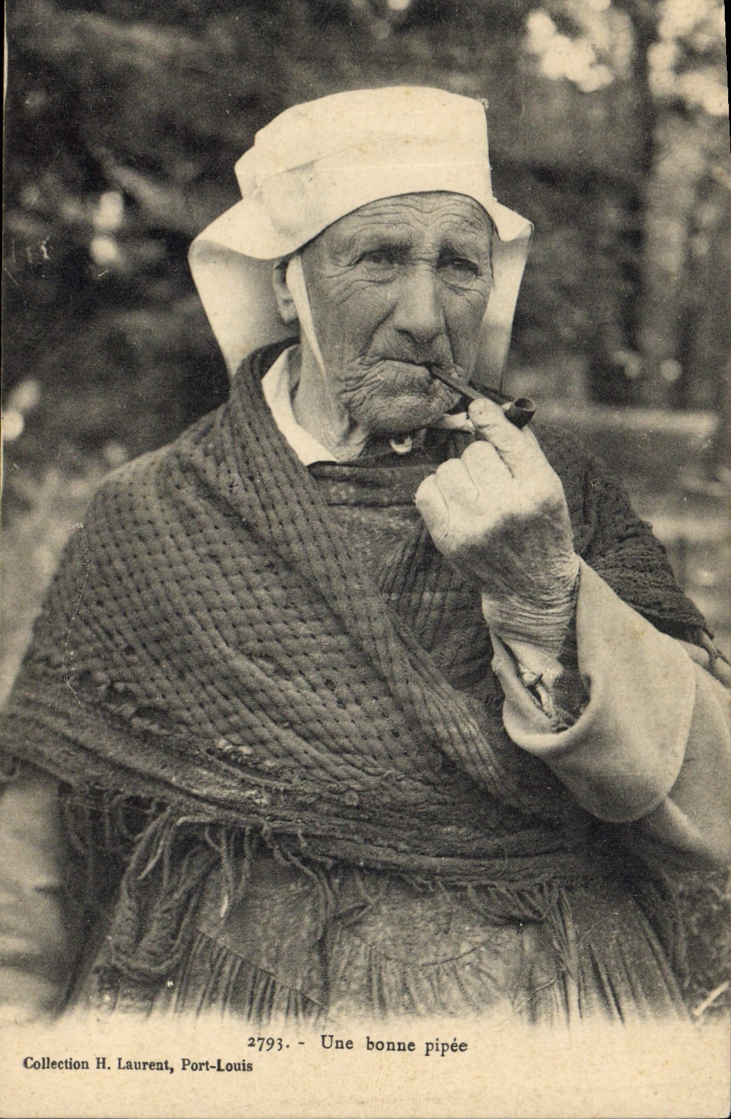 CPA Folklore Tabac Une bonne pipee Bretagne