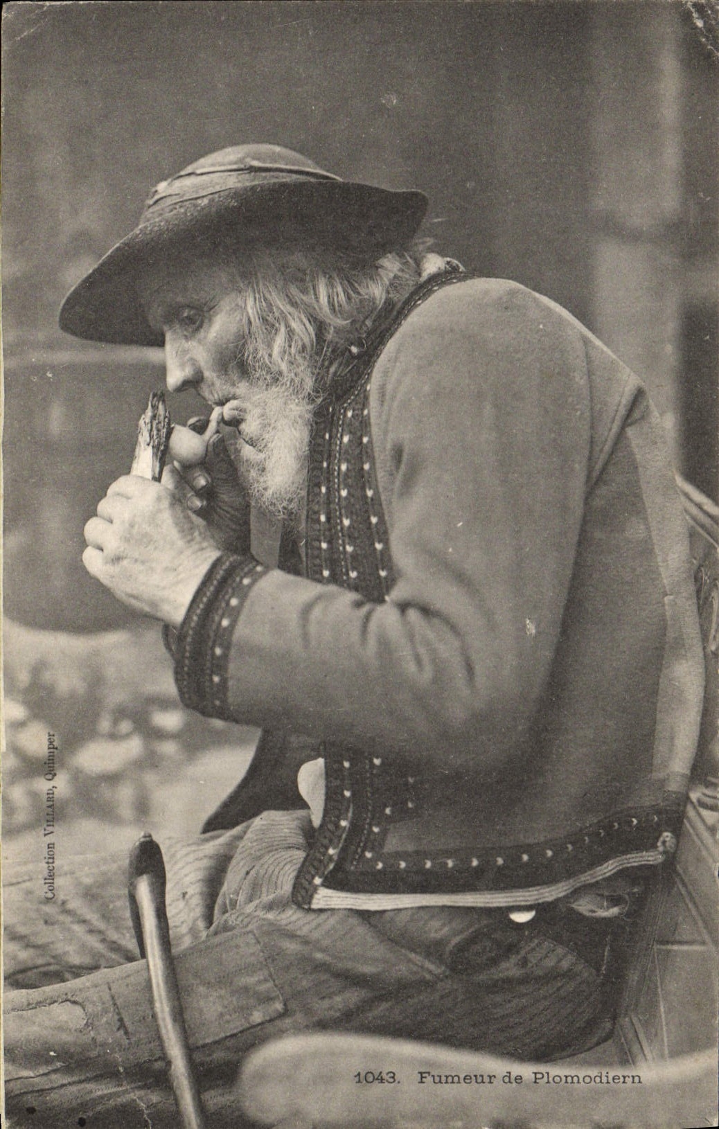 CPA Folklore Tabac Fumeur de Plomodiern