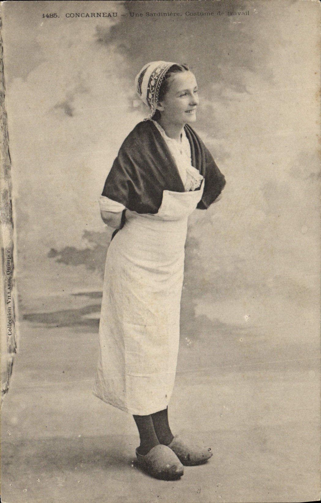 CPA Folklore Concarneau Une sardiniere costume de travail