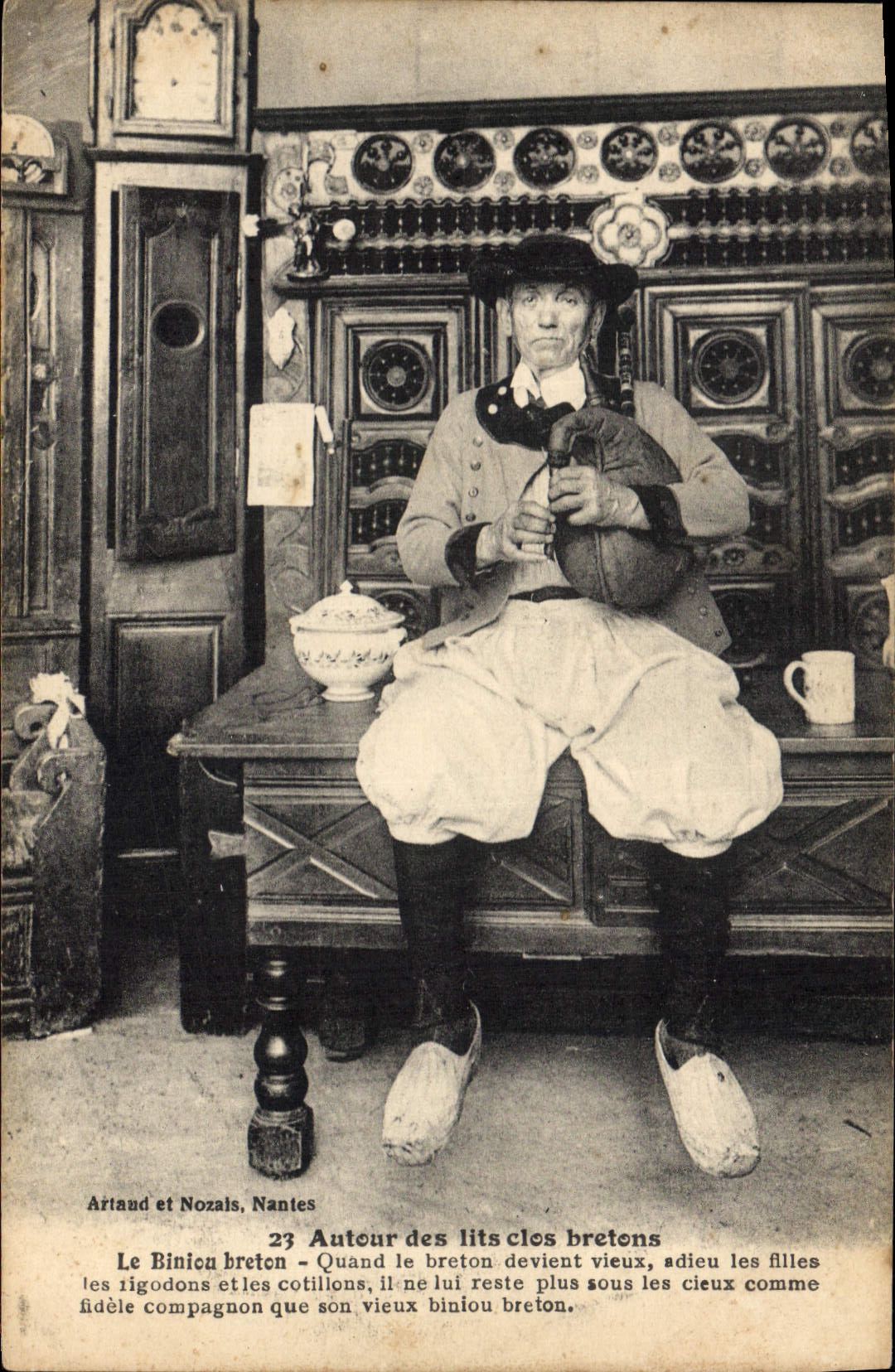 CPA Folklore Autour des lits bretons Le biniou breton 