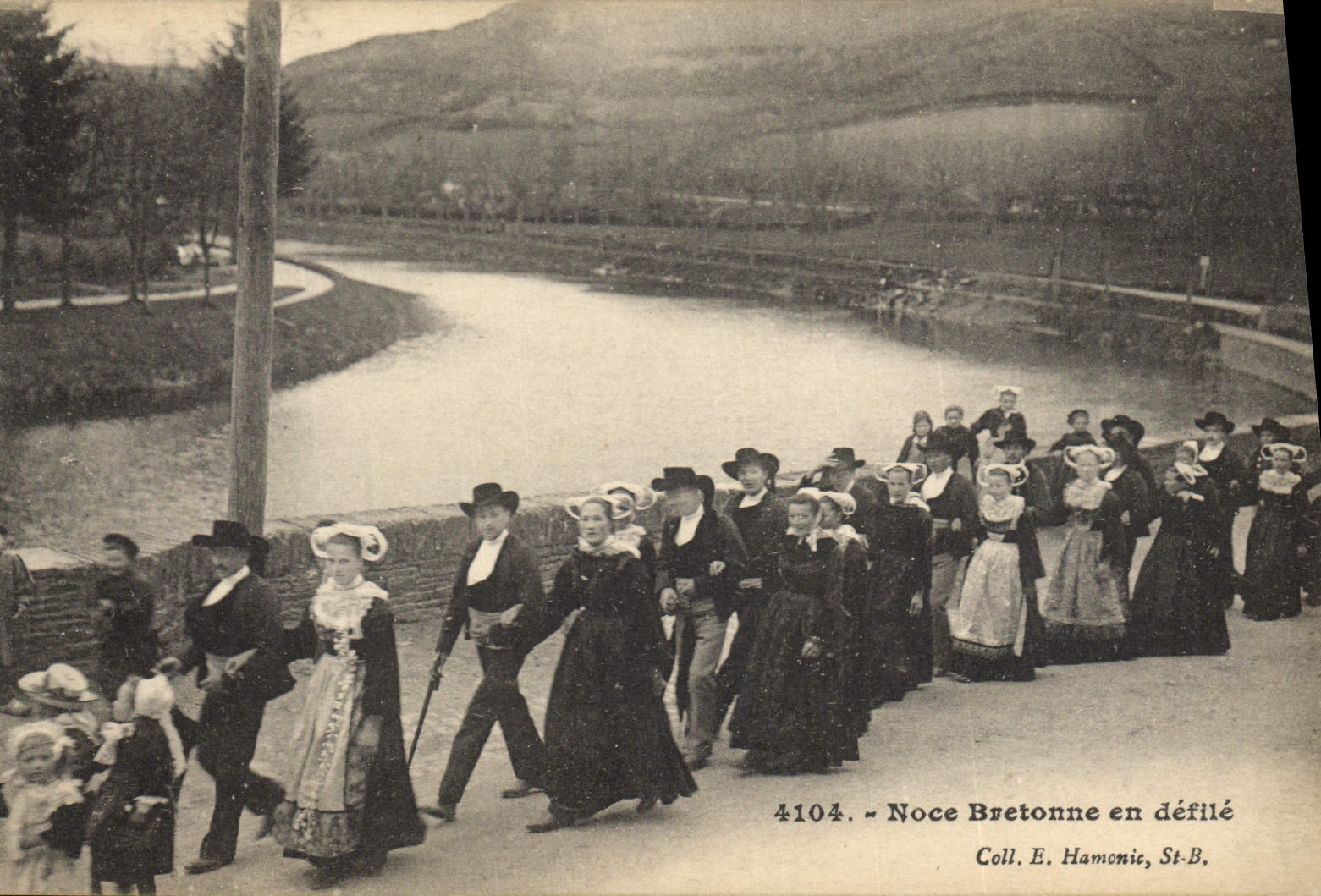 CPA Folklore Noce bretonne en defile Mariage 