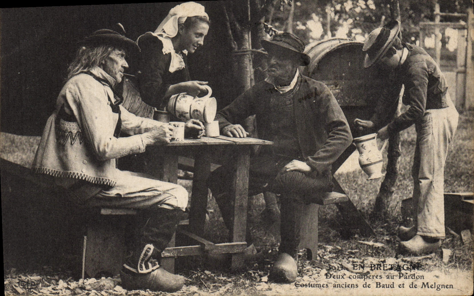 CPA Folklore Bretagne Deux comperes au pardon Costumes anciens de Baud et de Melgnen 