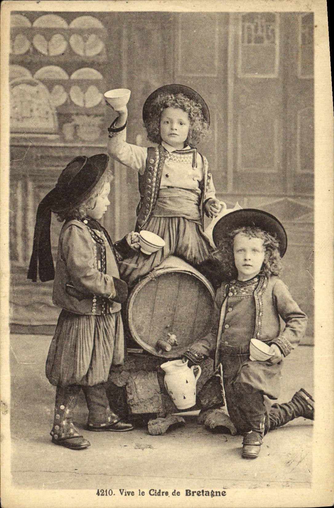 CPA Folklore Enfants Vive el cidre de Bretagne 