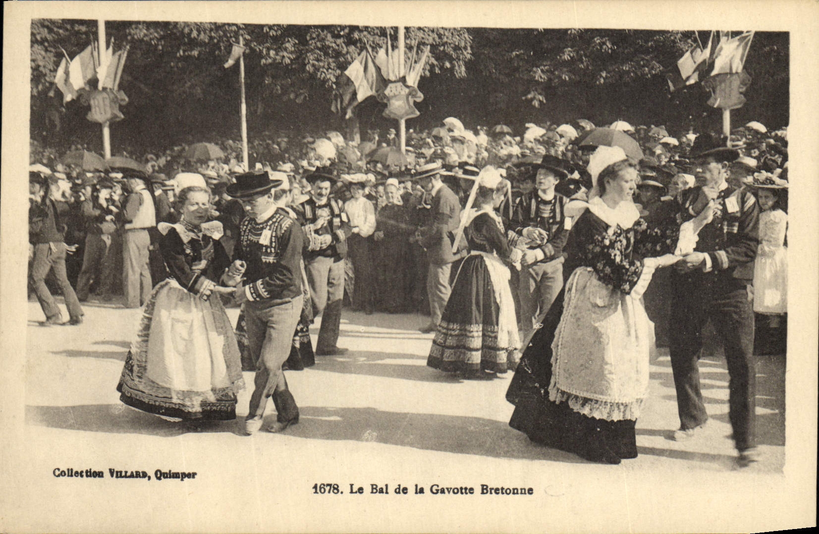 CPA Folklore Le bal de la GAvotte bretonne