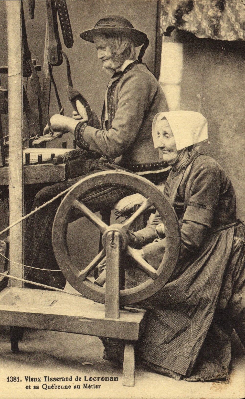 CPA Folklore Vieux tisserand de Locronan et sa Quebenne au metier 