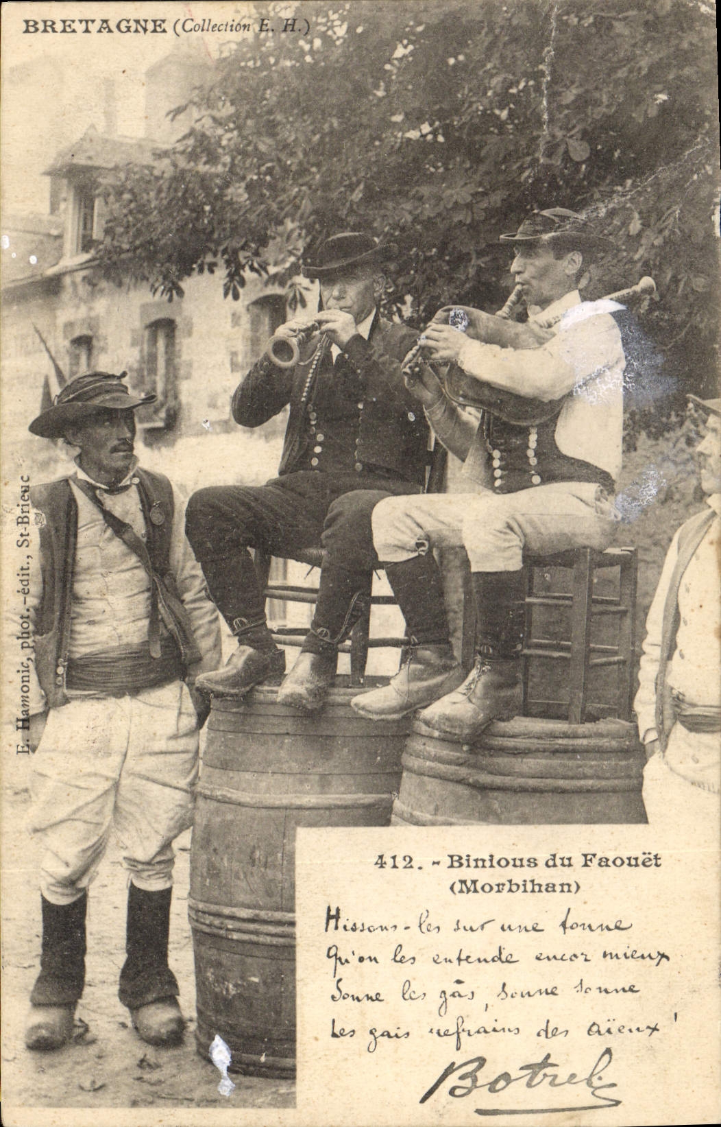 CPA Folklore Bretagne Binious du Faout Morbihan Botrel