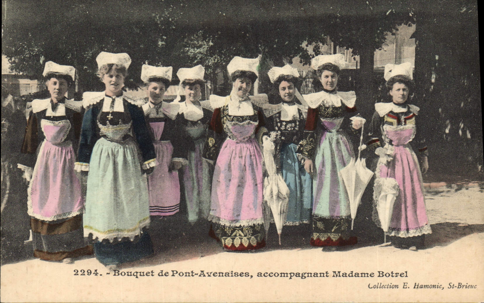 CPA Folklore Bouquet de Pont Avernaises accompagnant Madame Botrel 