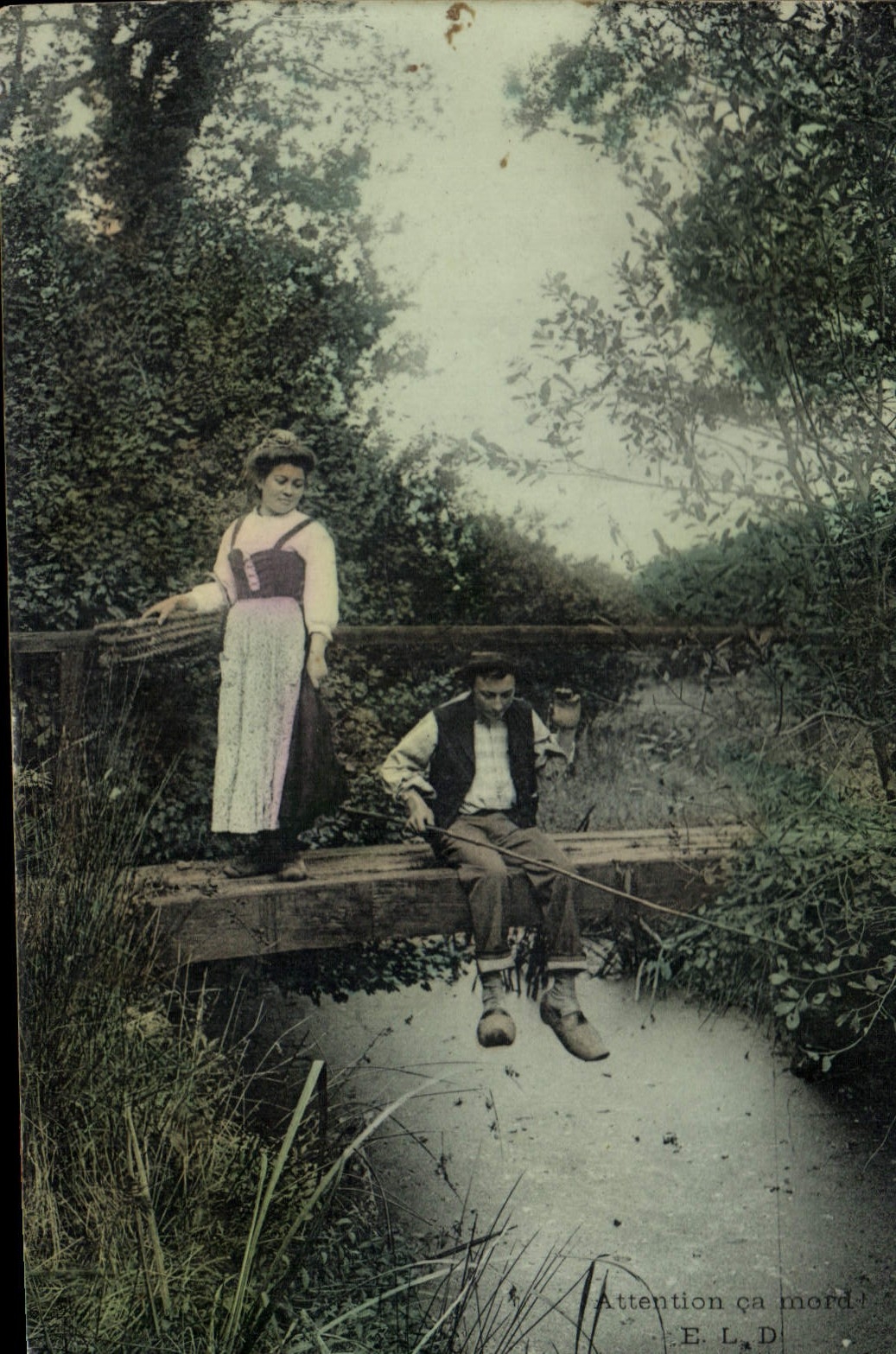 CPA Folklore Attention ca mord Peche Pecheur