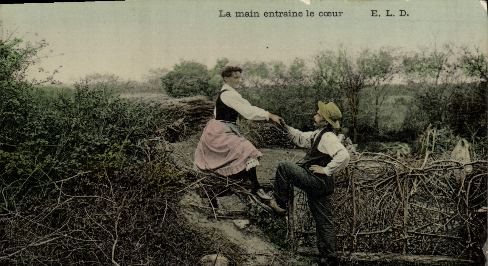 CPA Folklore La main entraine le coeur 