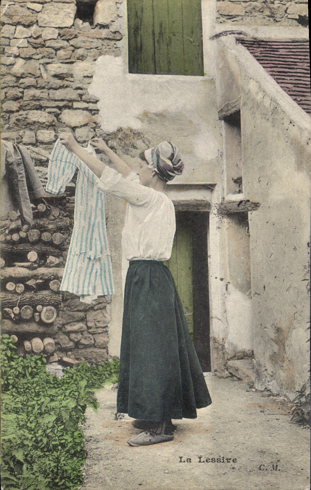 CPA Folklore Femme La lessive 
