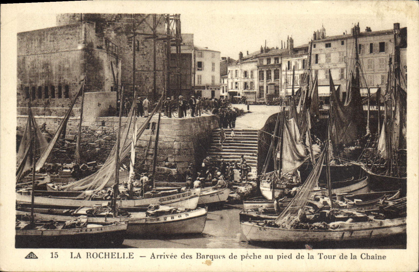 VINTAGE POSTCARD La Rochelle Boat Arrived of the boats of sin at the foot of the Tower of the Chain