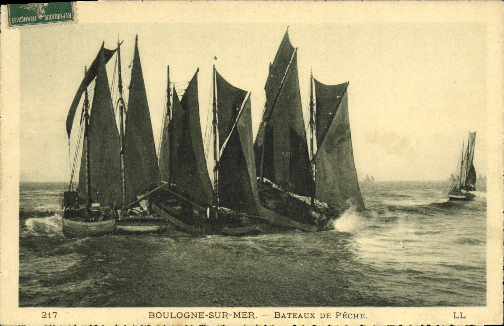 VINTAGE POSTCARD Boulogne Boat on sea Boats of sin