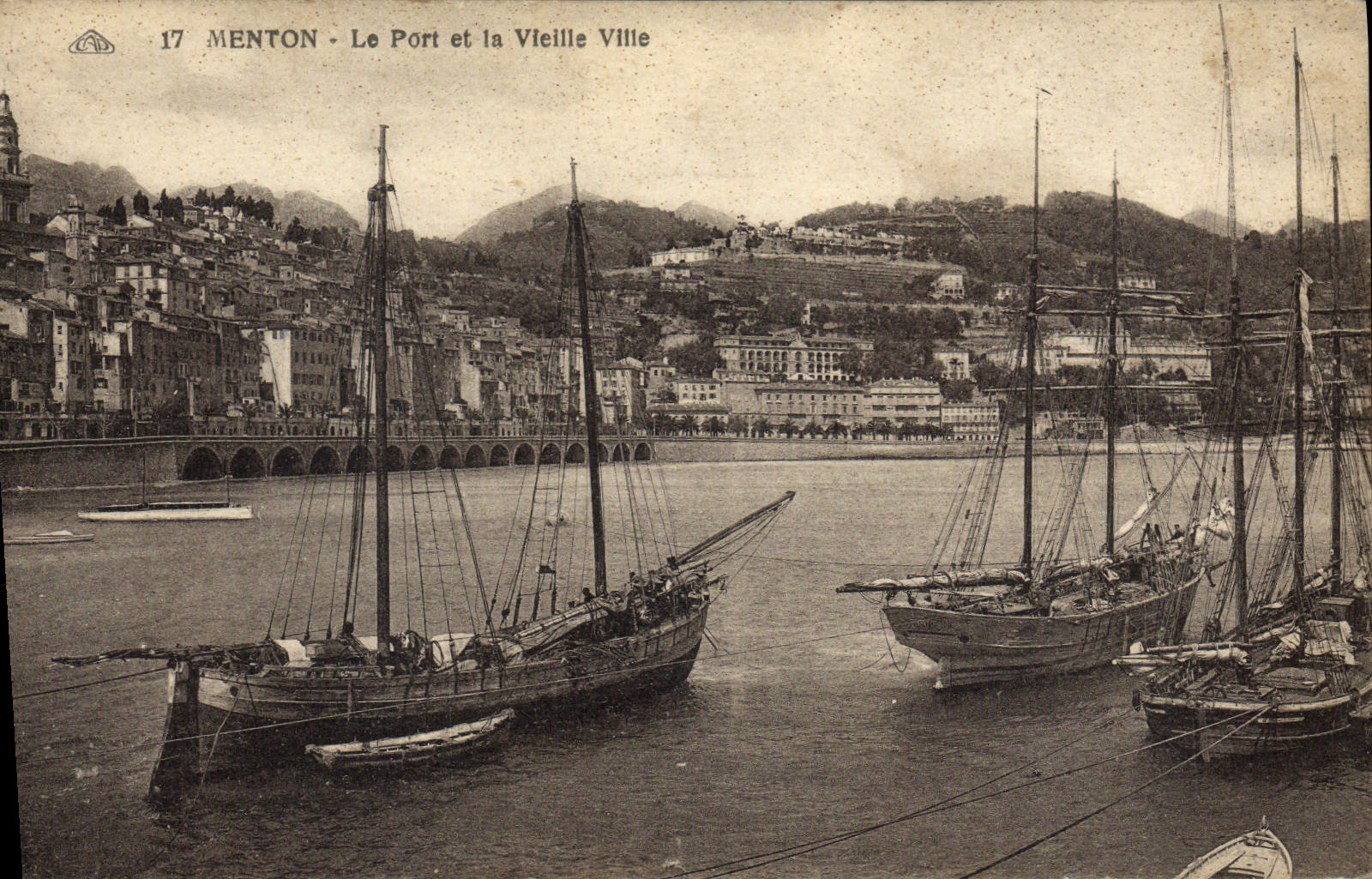 CPA Bateau Menton Le port et la vieille ville 