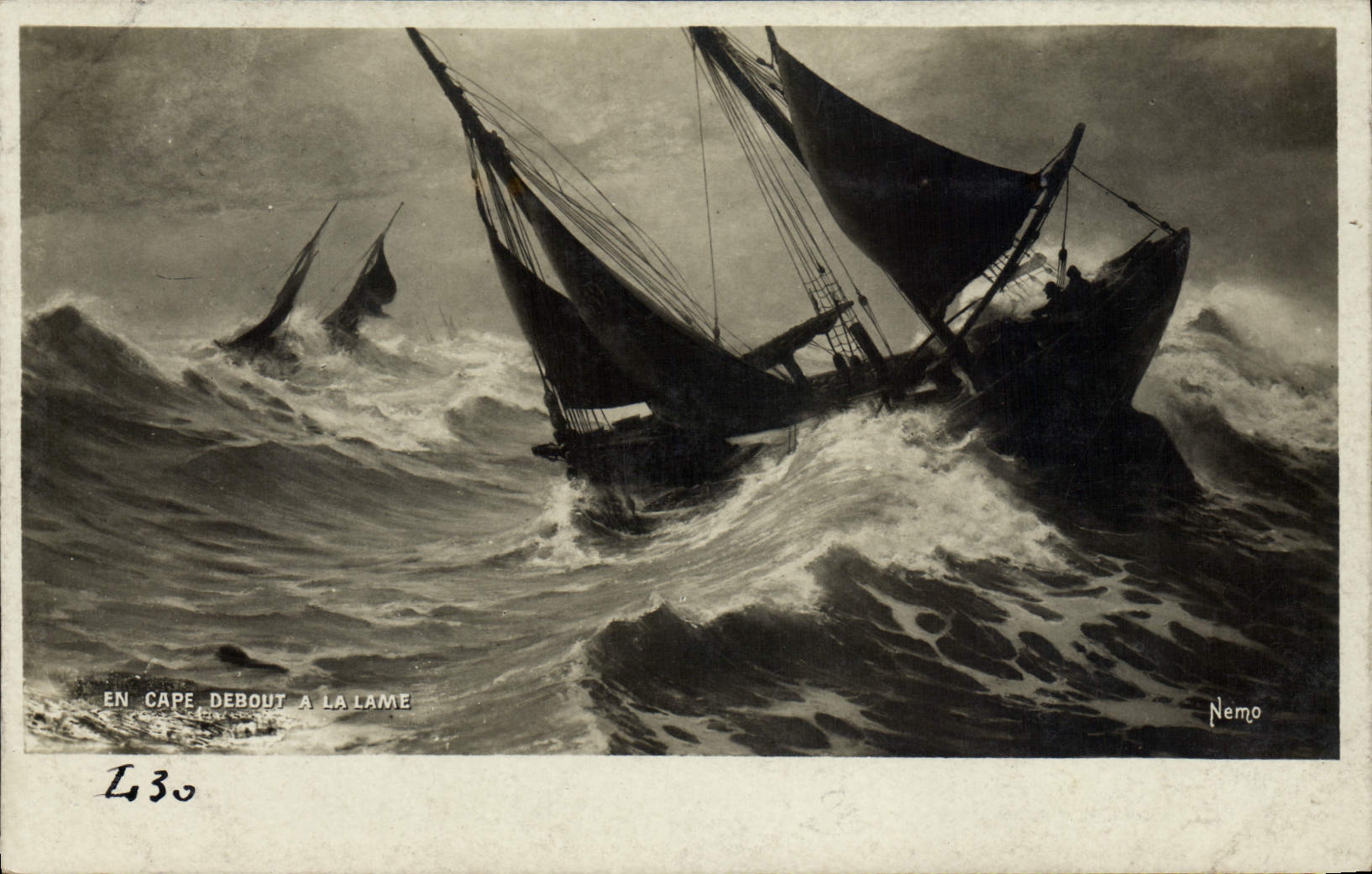 CPA Bateau Peche En cape debout a la lame 