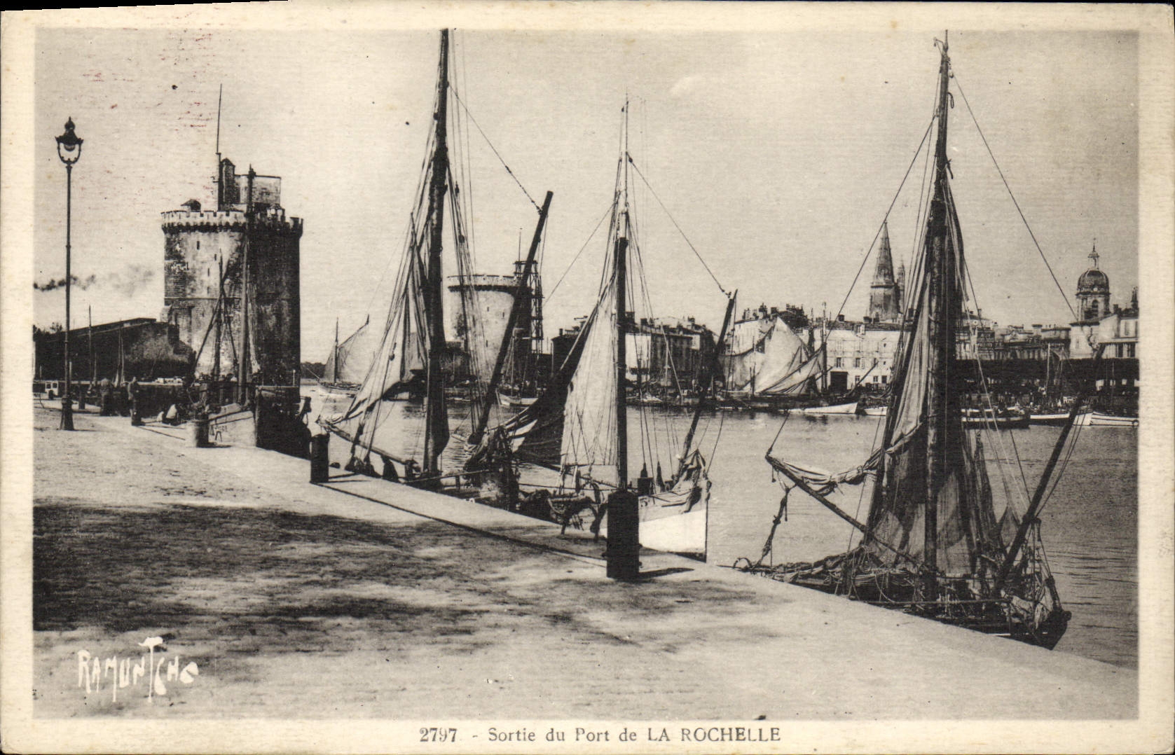 VINTAGE POSTCARD Boat Left the port of the La Rochelle