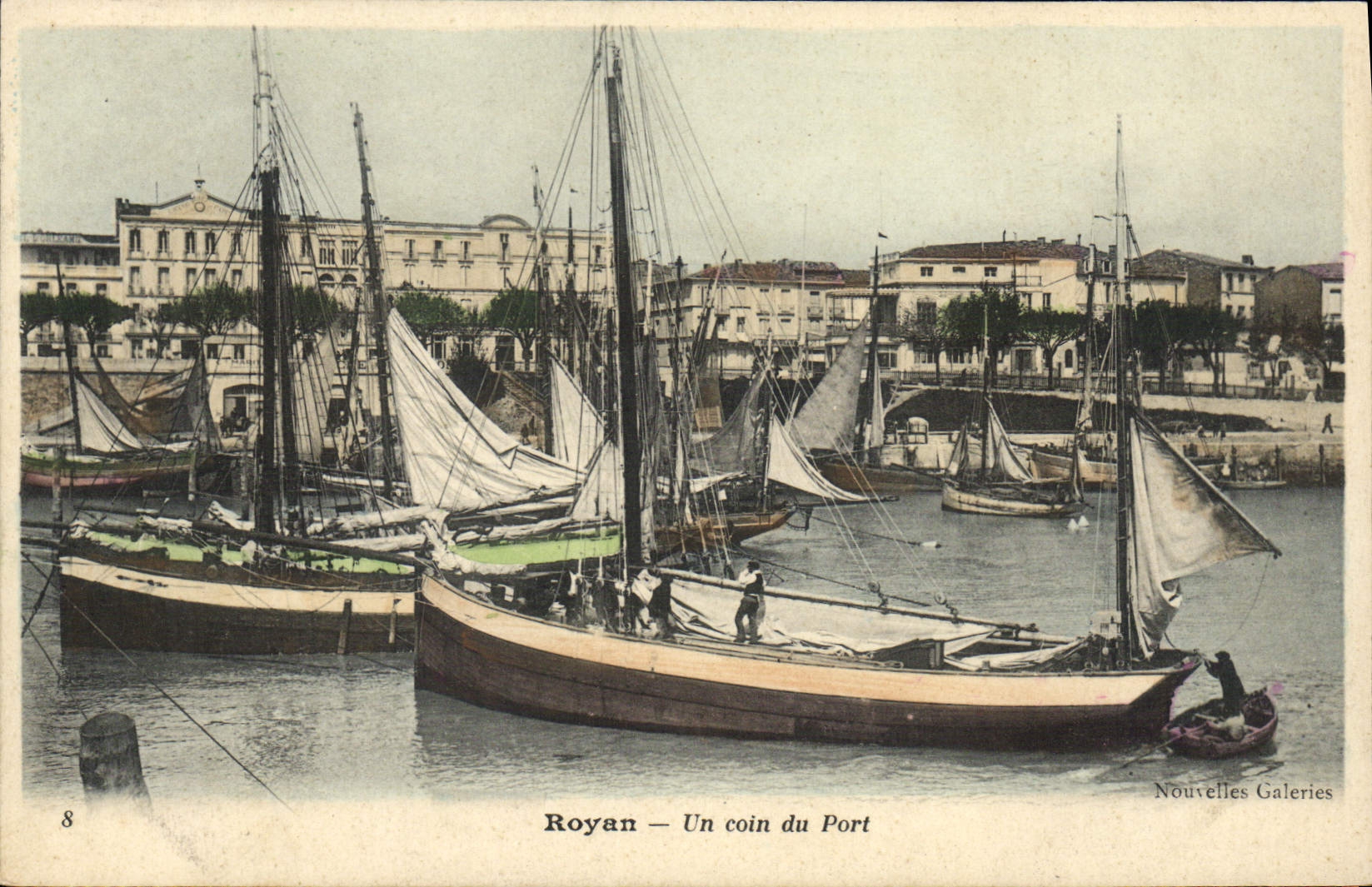 Barco de Royan de la POSTAL de la VENDIMIA una esquina del puerto
