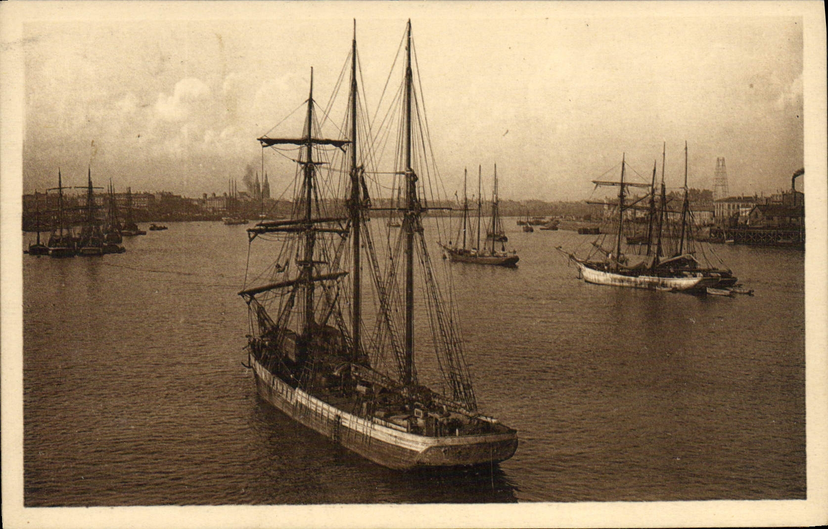 CPA Bateau Bordeaux Les morutiers en rade 