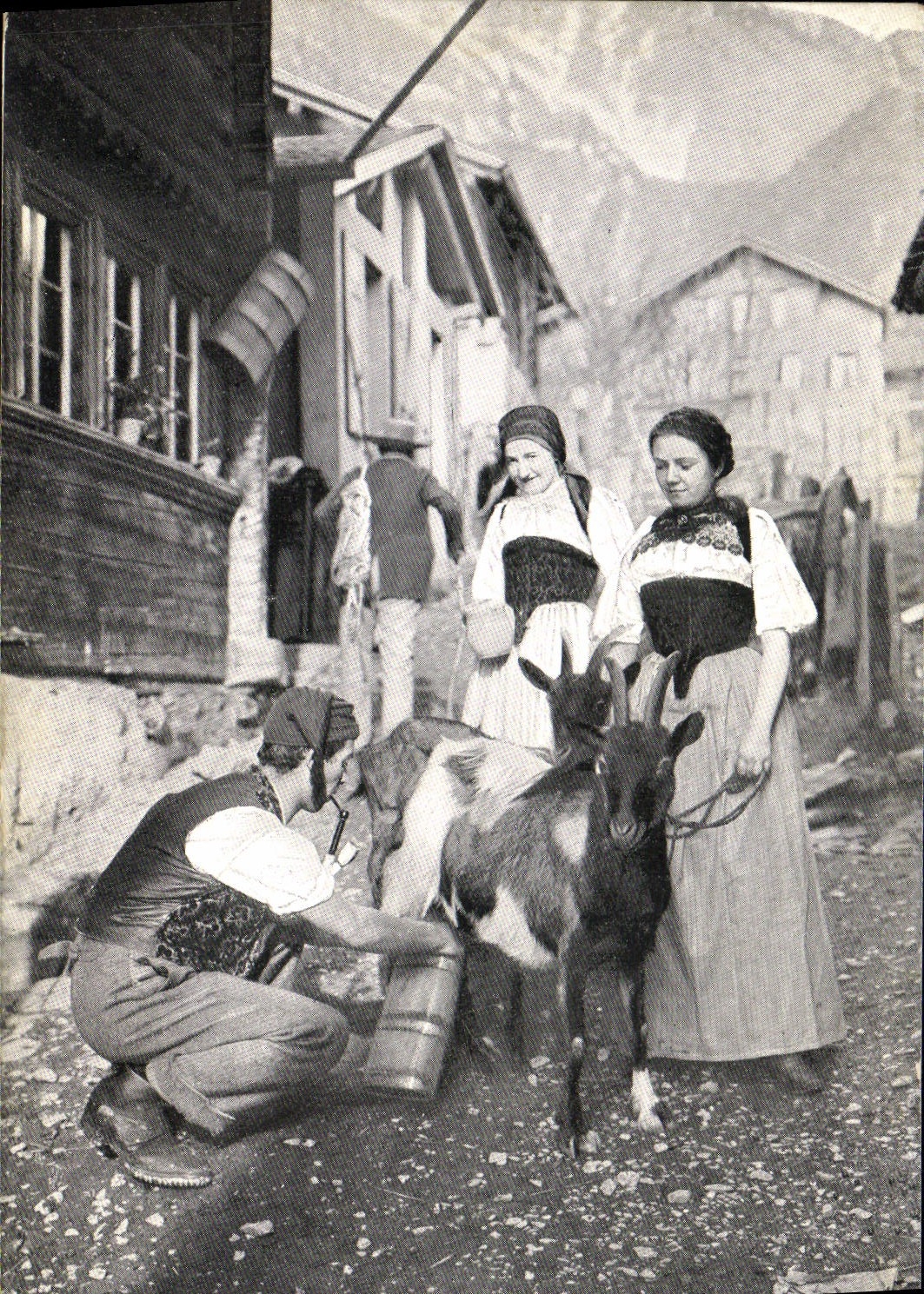 CPA Chevre Femmes Folklore