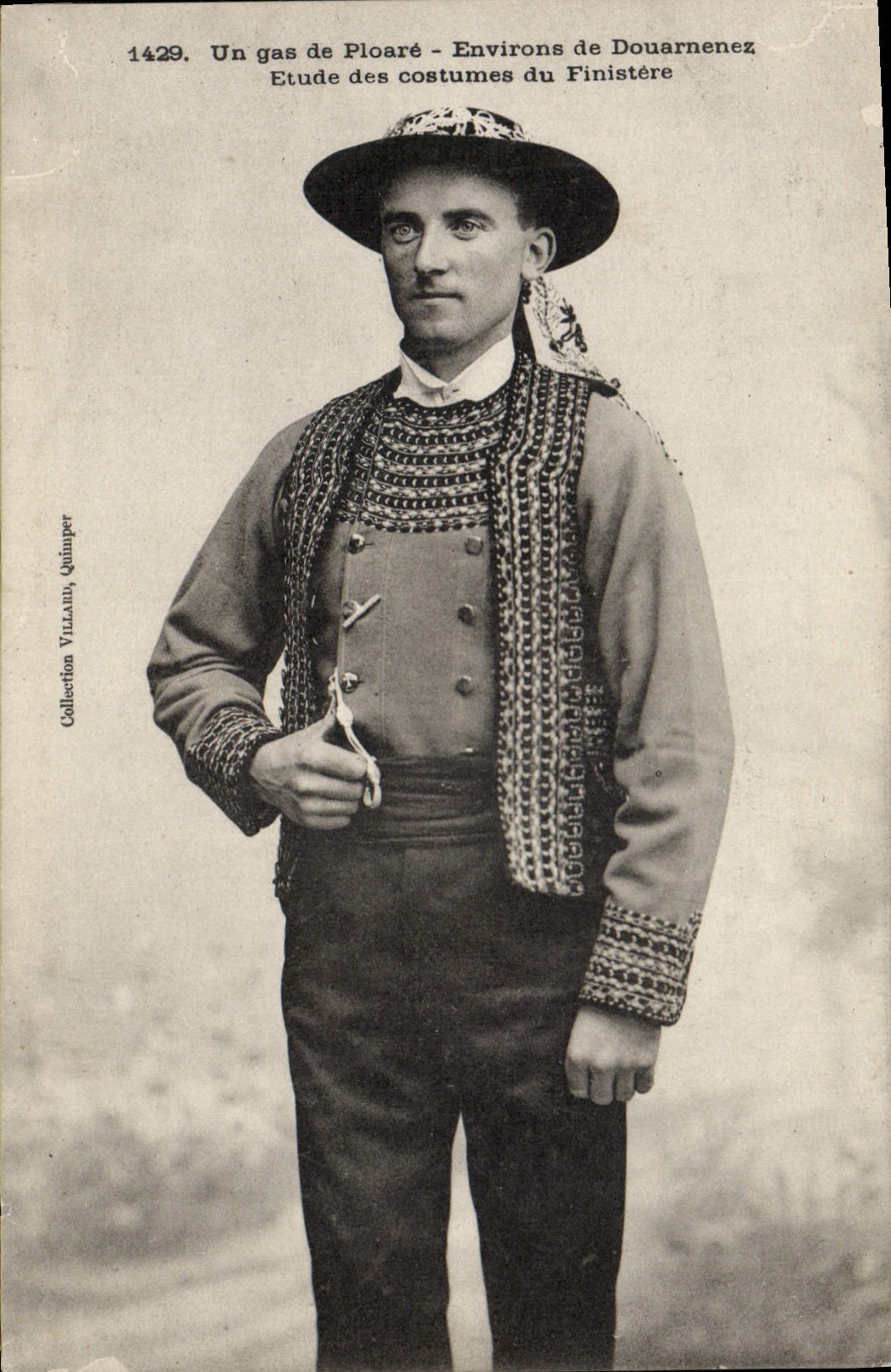 CPA Folklore Un gas de Ploare Environs de Douarnenez Finistere 