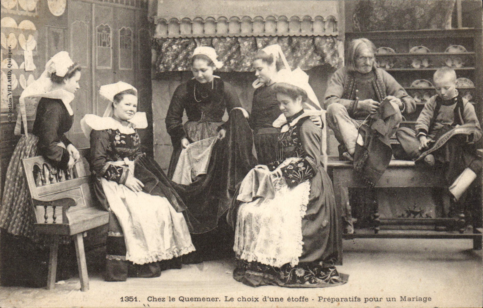 CPA Folklore Chez le Quemener Le choix d'une etoffe Preparatifs pour le mariage 