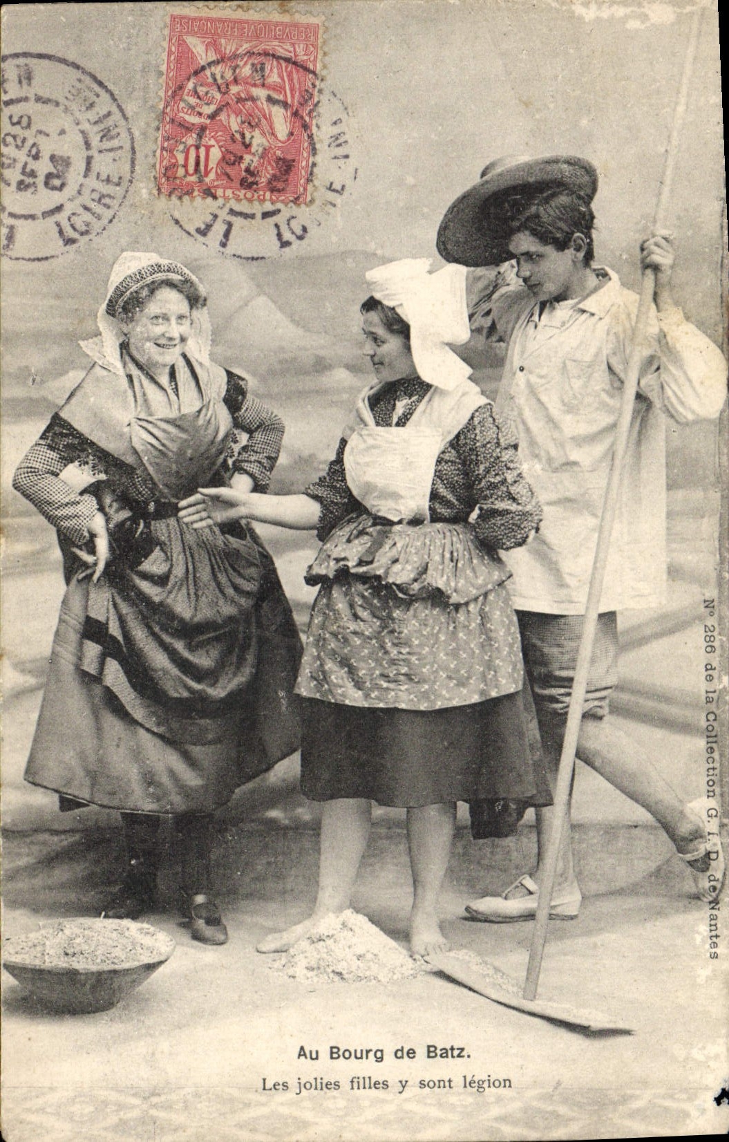 CPA Folklore Au Bourg de Batz Les jolies filles y sont legion 