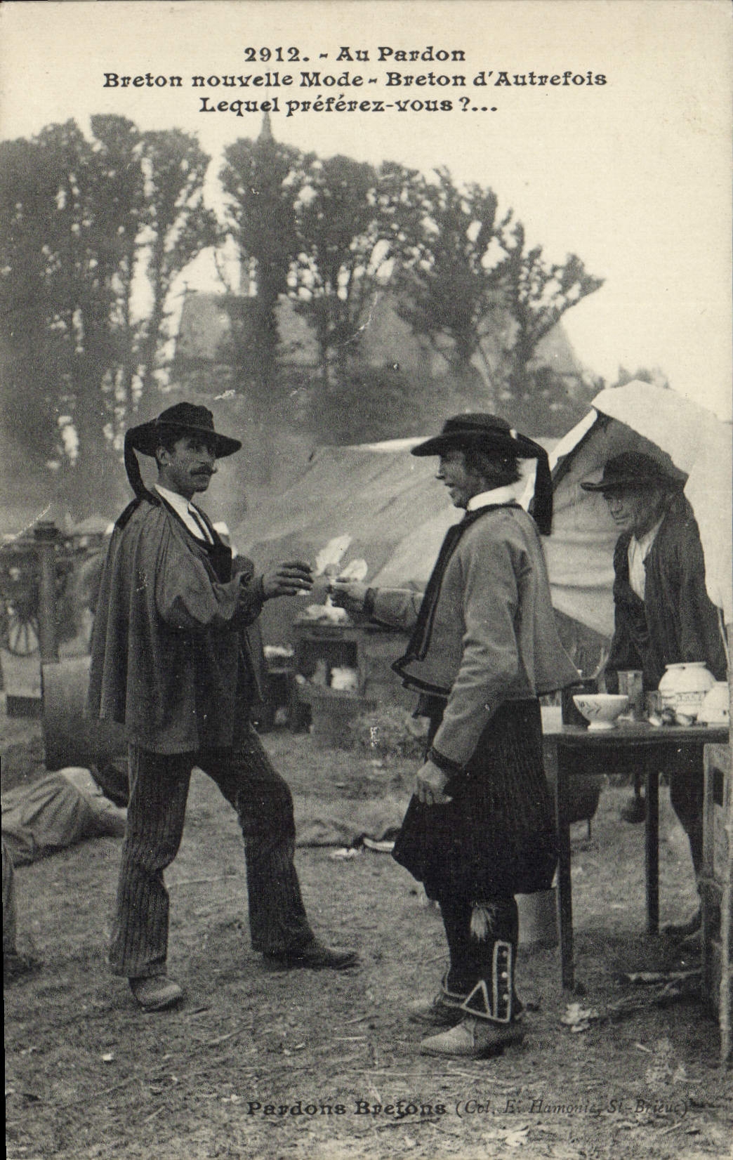 CPA Folklore Au pardon Breton nouvelle mode Breton d'autrefois 
