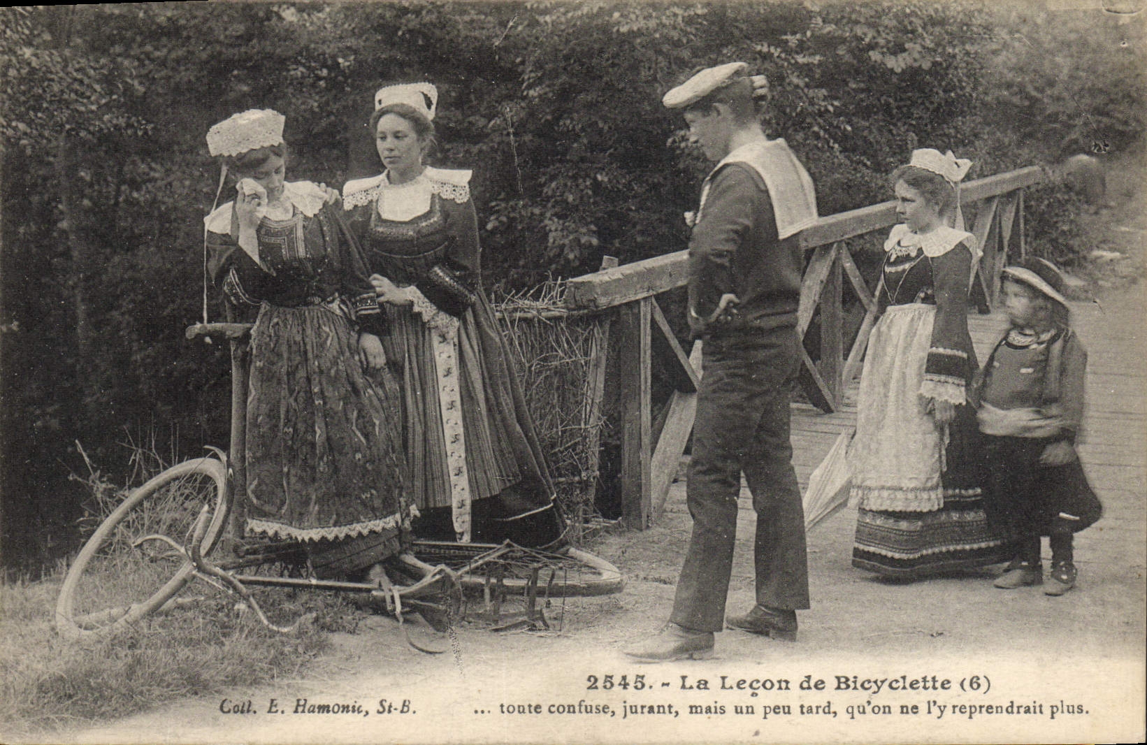 CPA Folklore La lecon de bicyclette Vache Velo Cycle 