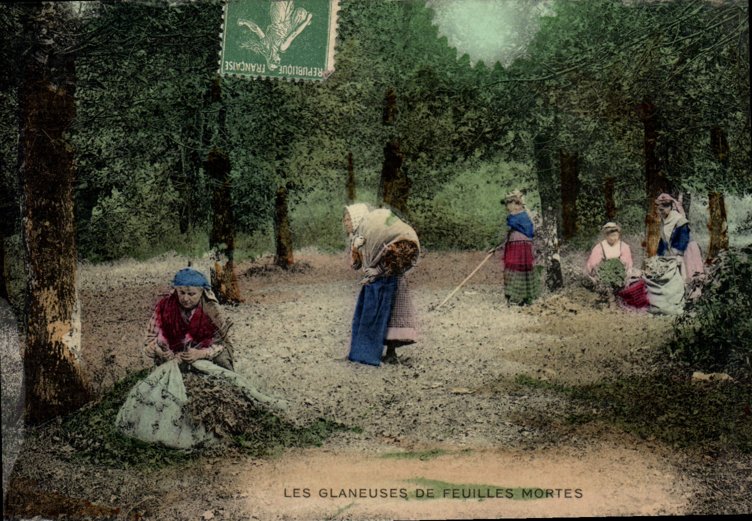 CPA Folklore Les glaneuses de feuilles mortes 