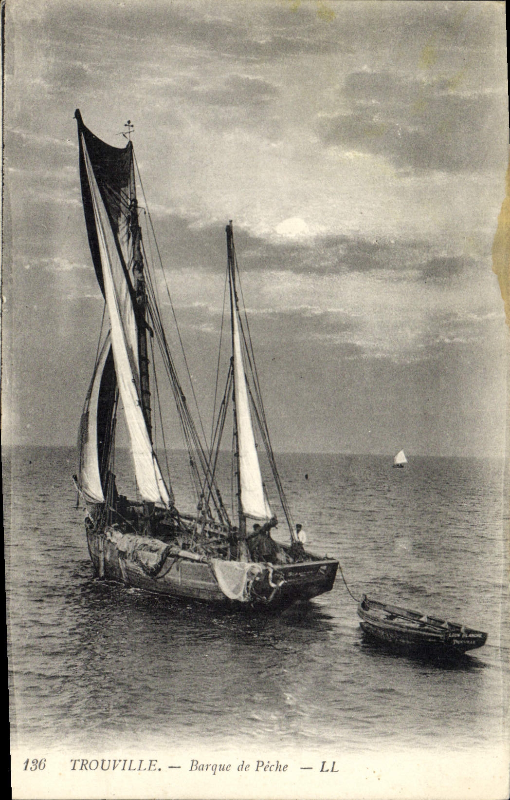 CPA Bateau Trouville Barque de peche 