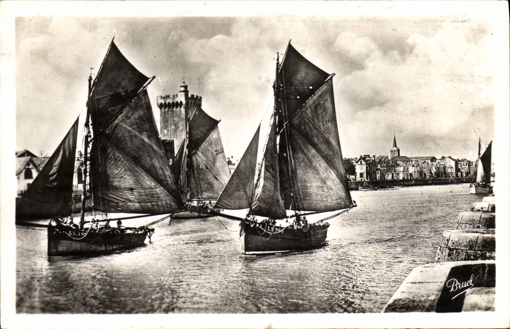 VINTAGE POSTCARD Boat Sables d'Olonne Departure thonniers for the sin