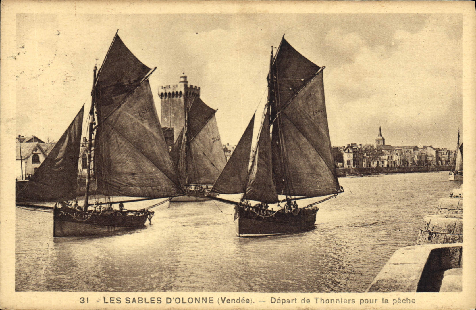 CPA Bateau Les Sables d'Olonne Depart de thonniers pour la peche 