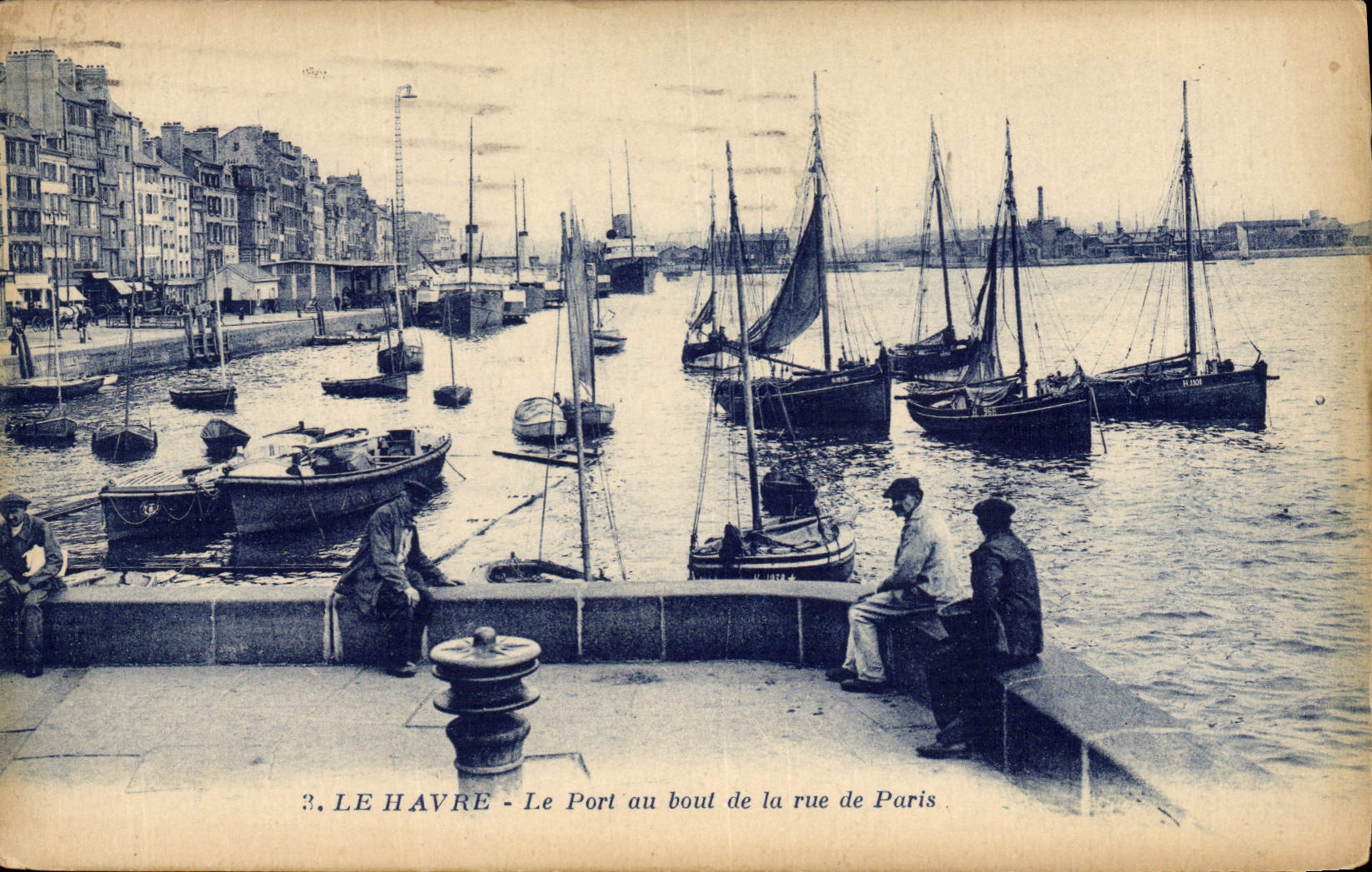 CPA Bateau Le Havre Le port au bout de la rue de Paris 