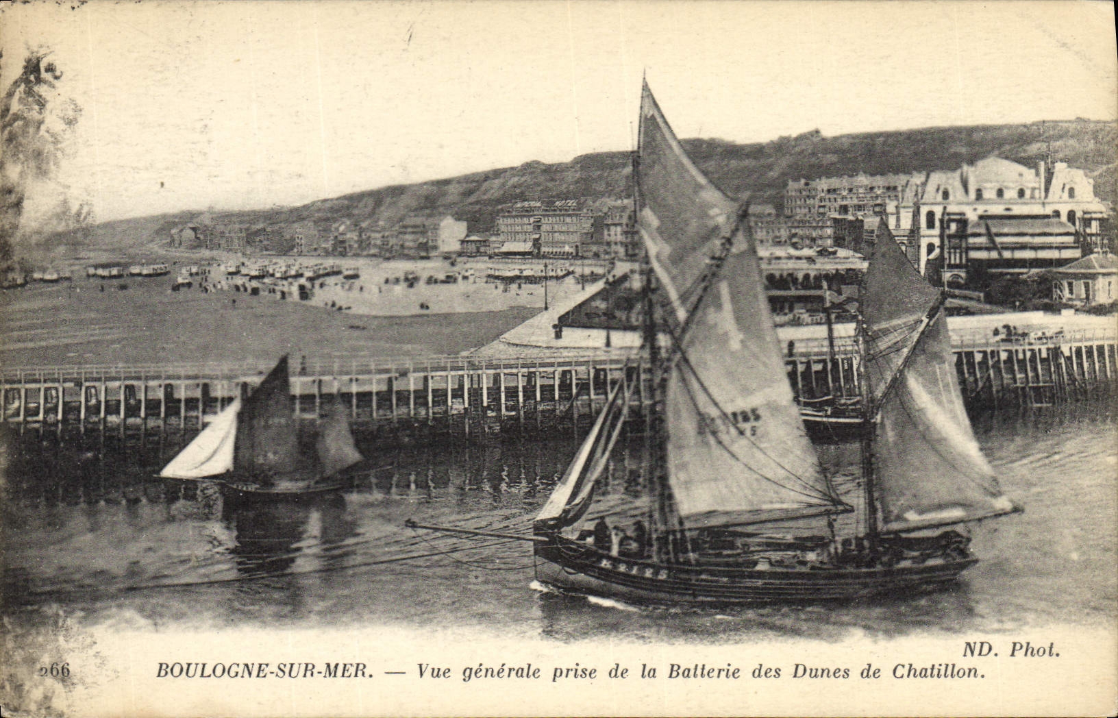 CPA Bateau Boulogne sur Mer Vue generale prise de la batterie des Dunes de Chatillon 