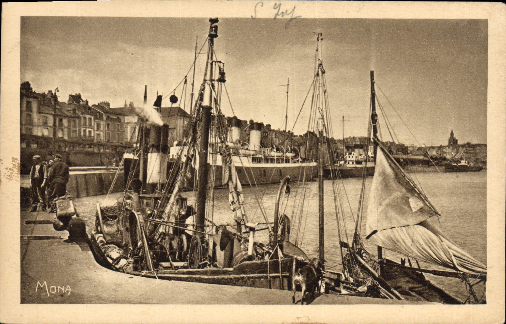 Barco de Dieppe de la POSTAL de la VENDIMIA antes de los barcos rastreadores y de los vapores portuarios cerca de la estación del puerto