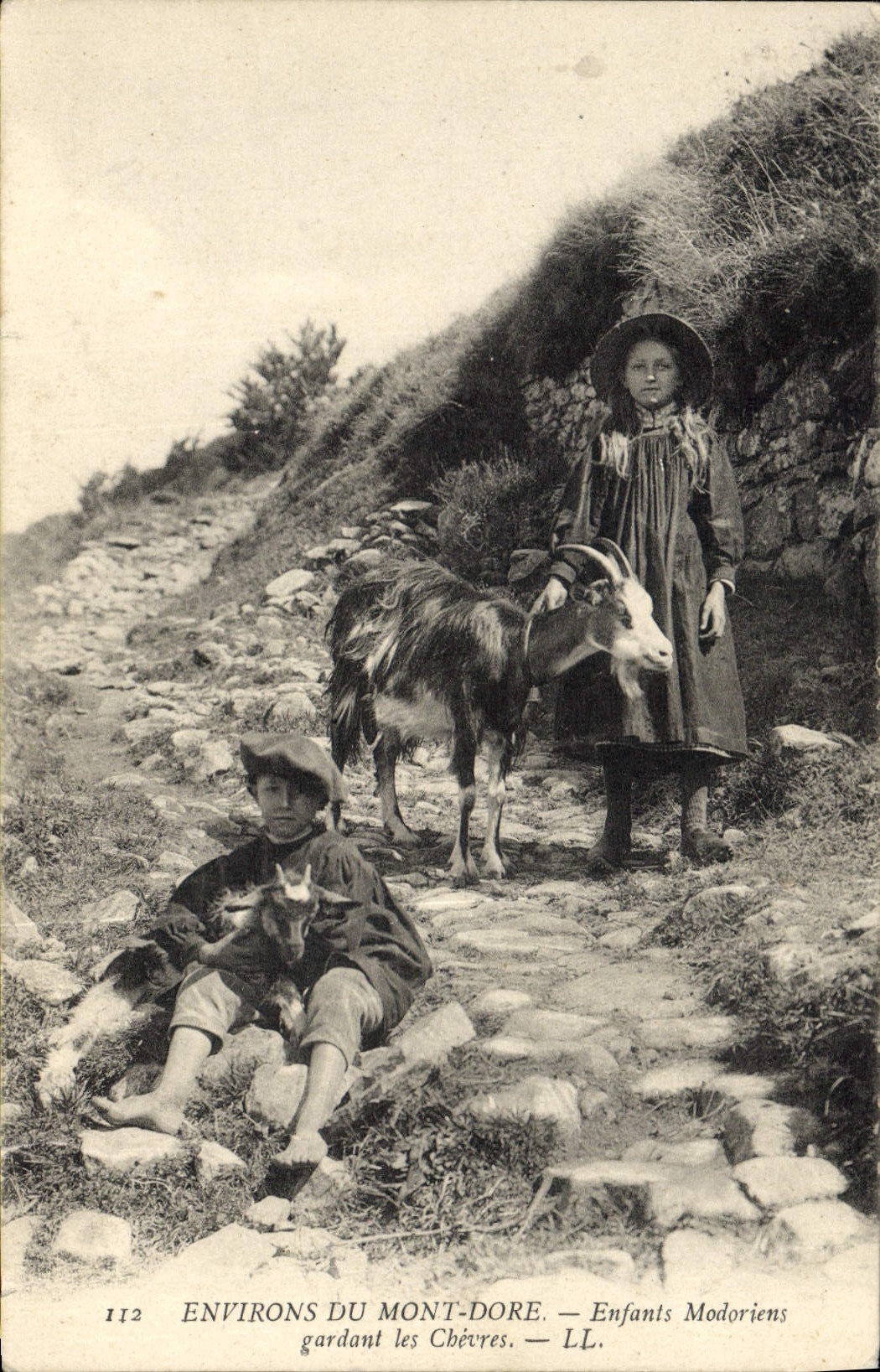 CPA Chevre Environs du Mont Dore Enfants Modoriens gardant les chevres 