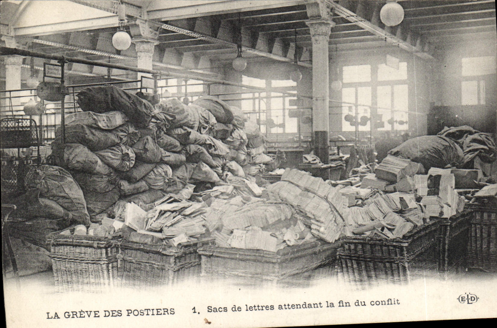 VINTAGE POSTCARD the strike of the stations Bags of letters awaiting the end of conflict TOP