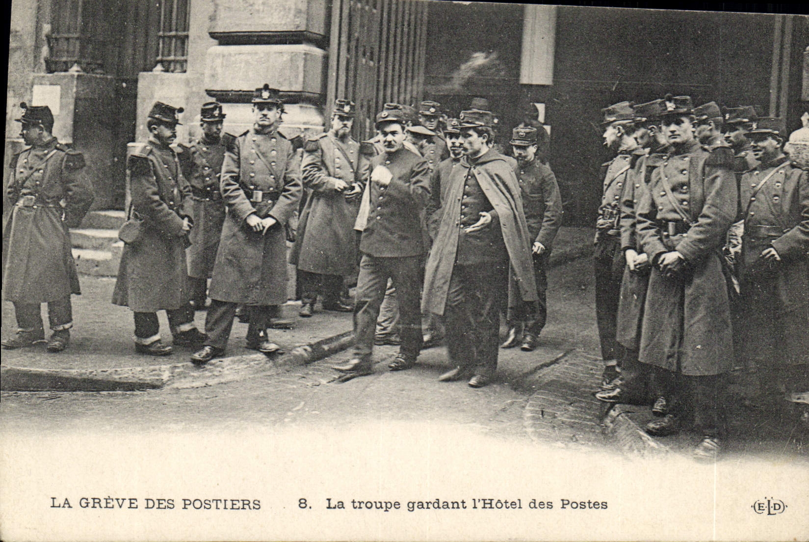 VINTAGE POSTCARD the strike of the post-office employees the troop keeping the Post office building TOP