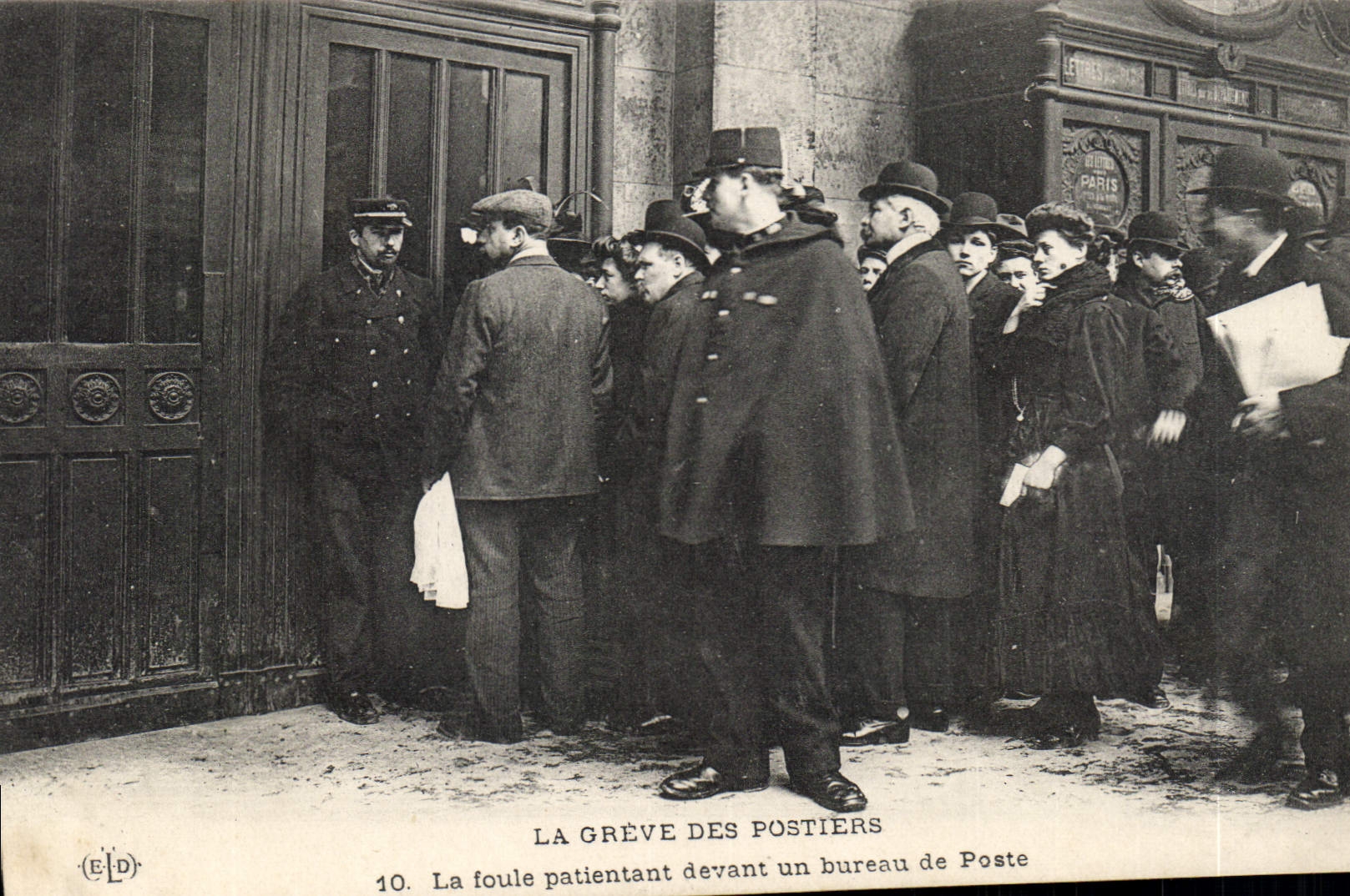 VINTAGE POSTCARD the strike of the post-office employees crowd having patience in front of a post office TOP