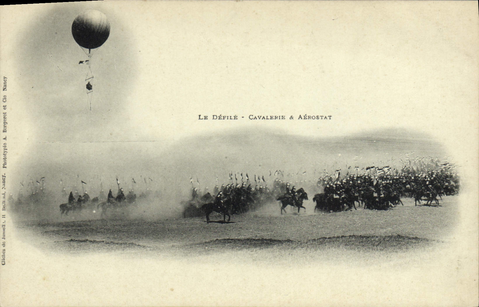 CPA Militaria Le defile Cavalerie et aerostat TOP