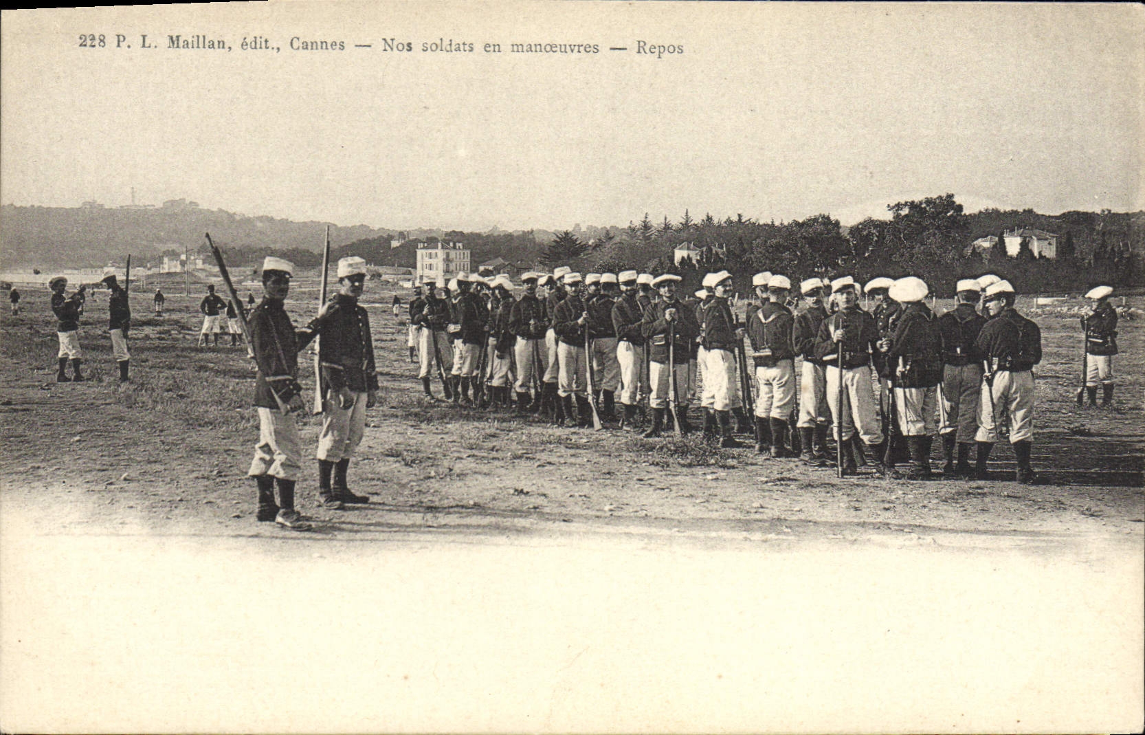 CPA Militaria Cannes Nos soldats en manoeuvres Repos